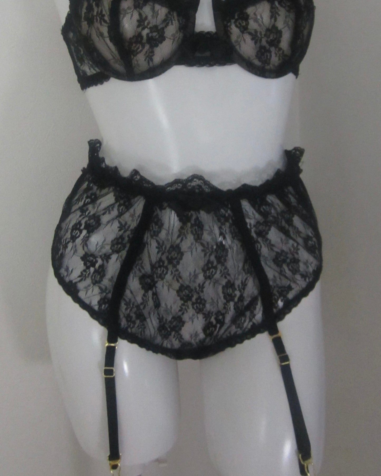 Rose lace garter shorts